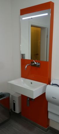 Spiegel mit Beleuchtung und lackiertem Glas Orange